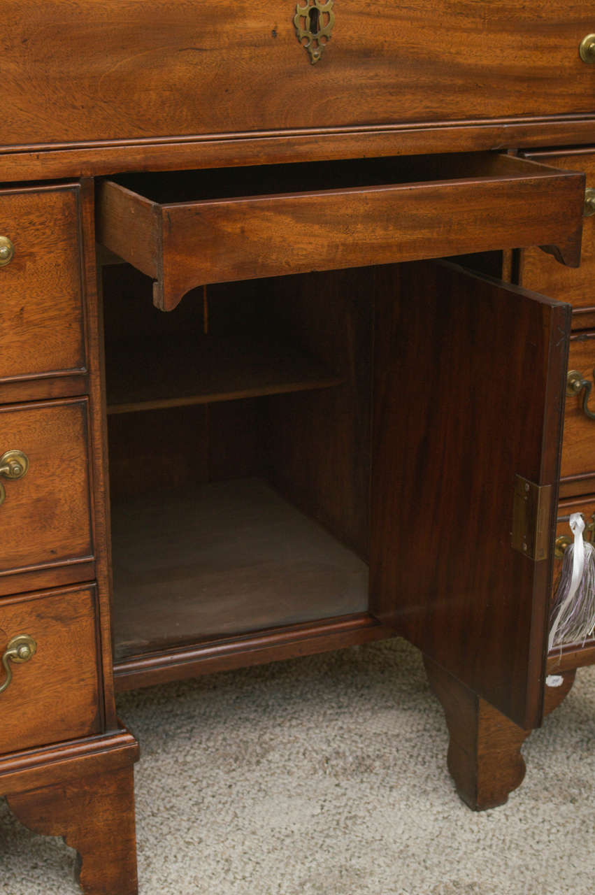 18th Century George II Mahogany Kneehole Desk - STORE CLOSING MAY 31ST In Excellent Condition For Sale In San Mateo, CA